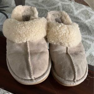 UGG SLIPPERS SIZE 7